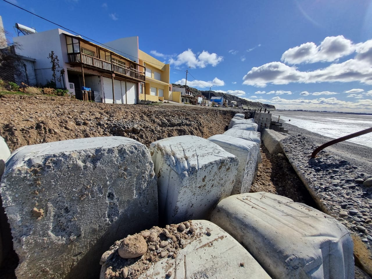 La gestión de Biss instala cubos de hormigón en Playa Magagna para contener el impacto de las marejadas