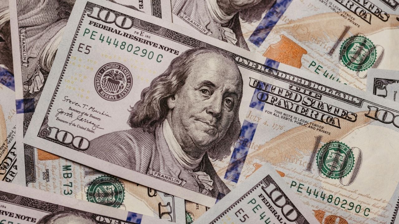 En la antesala de una licitación clave del Tesoro, el dólar oficial sube $ 10 y se vende a $ 1.320