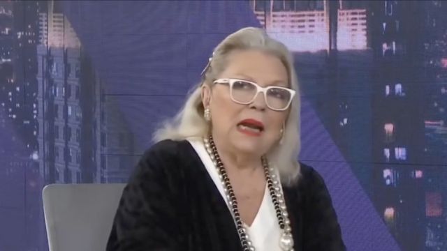 Carrió, sin filtros, acusó a Milei de ver “pornografía infantil” y a su hermana de ser “la más oscura”