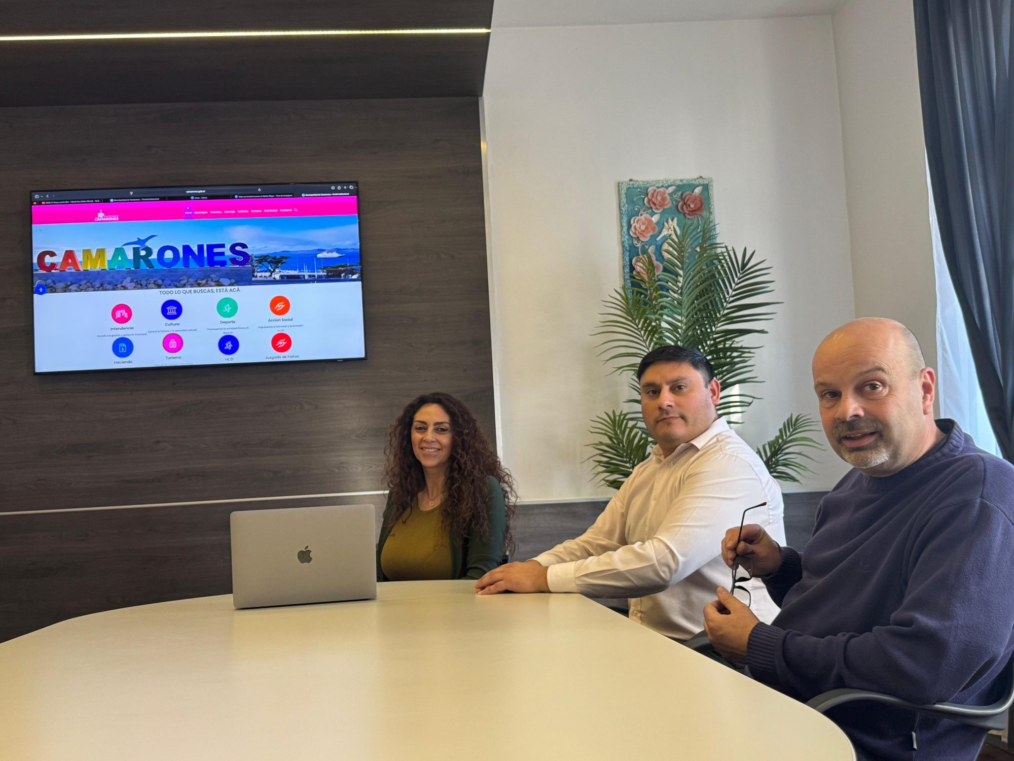 Claudia Loyola presentó la nueva página web municipal y redes sociales oficiales