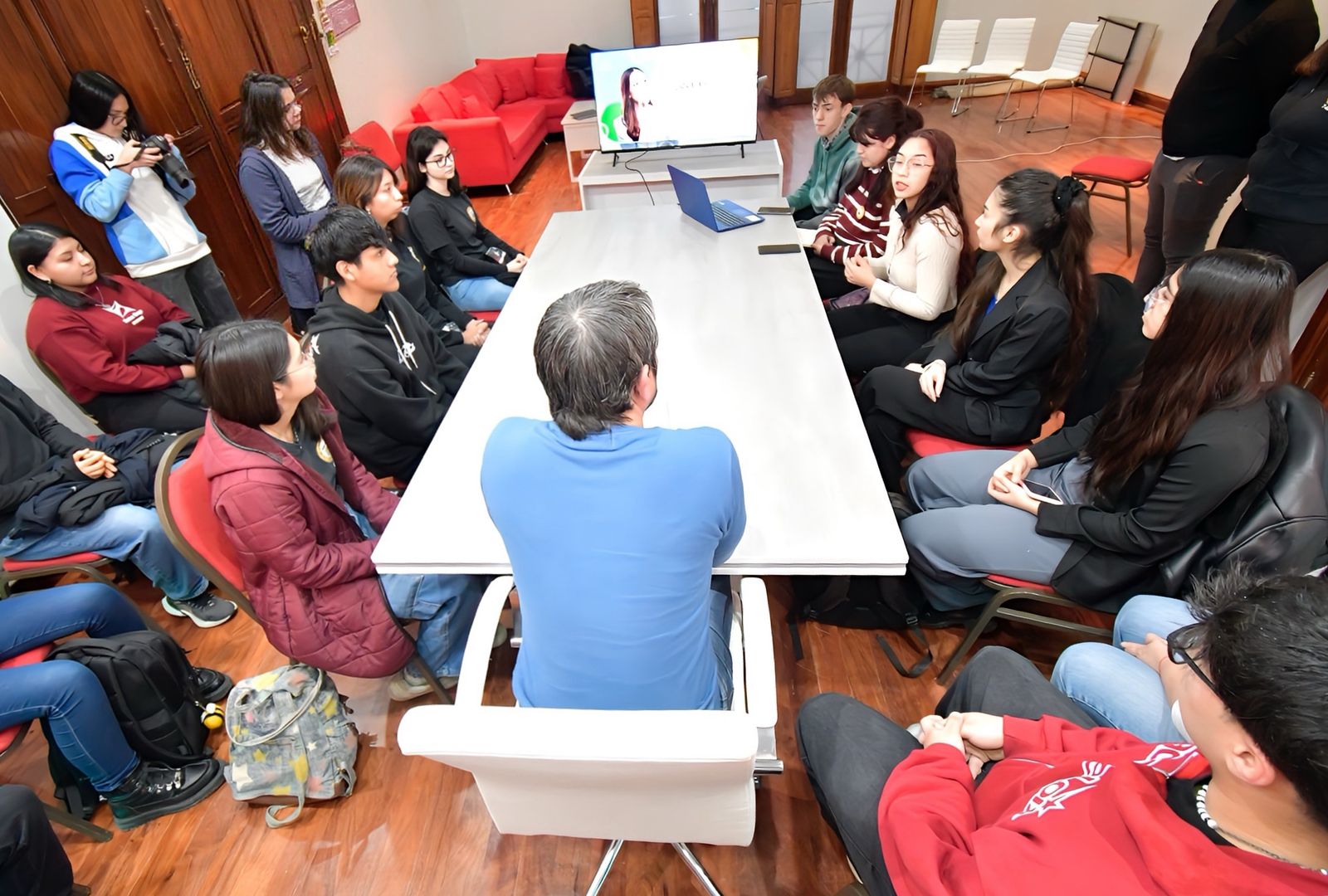 Merino acompaña proyecto de estudiantes de la escuela 748 que transforma aceite usado en productos de limpieza