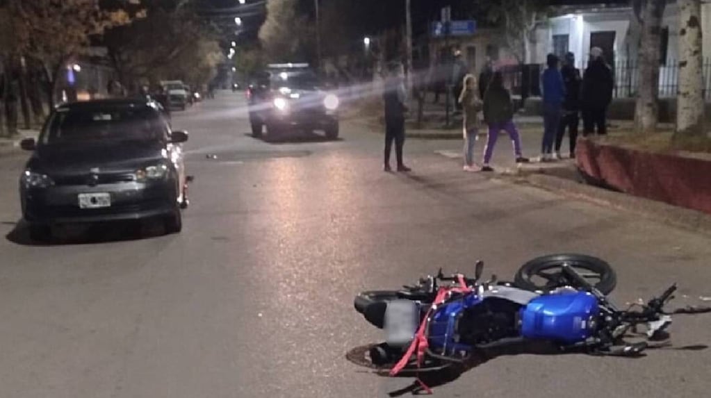 Una pareja viajaba en una moto robada, chocaron y la mujer murió: El conductor escapó y está prófugo