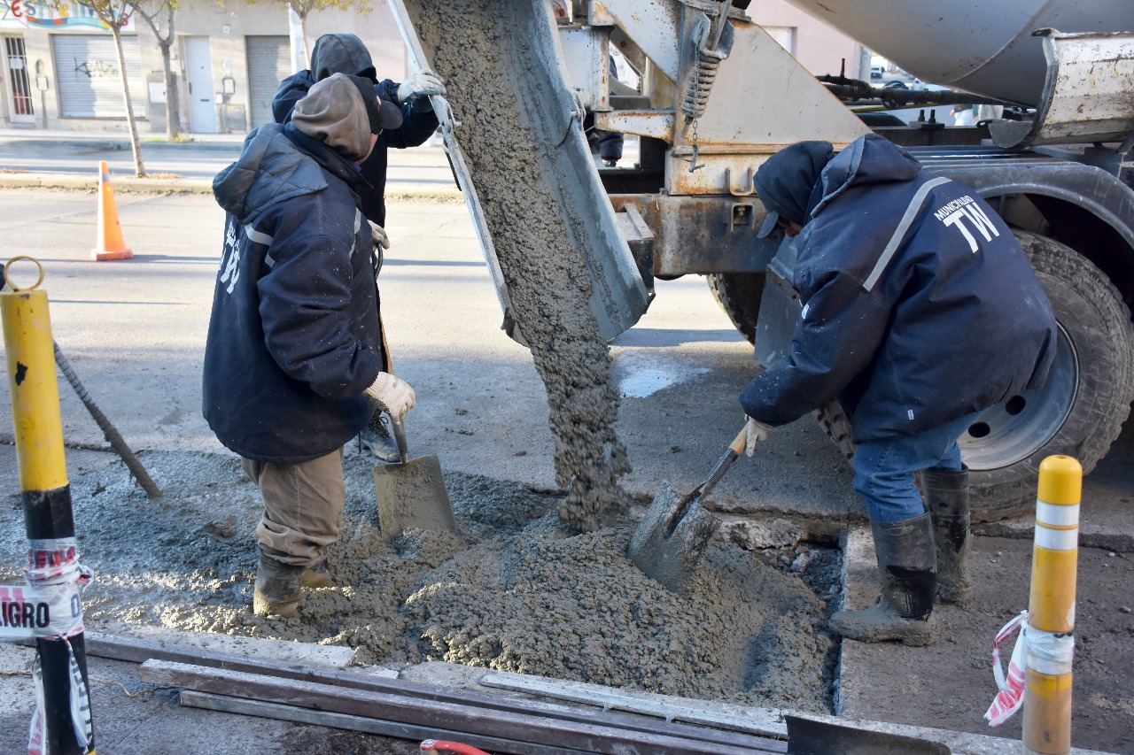 Trelew: El municipio ejecuta hormigonado en Belgrano y Gales para mejorar la seguridad vial