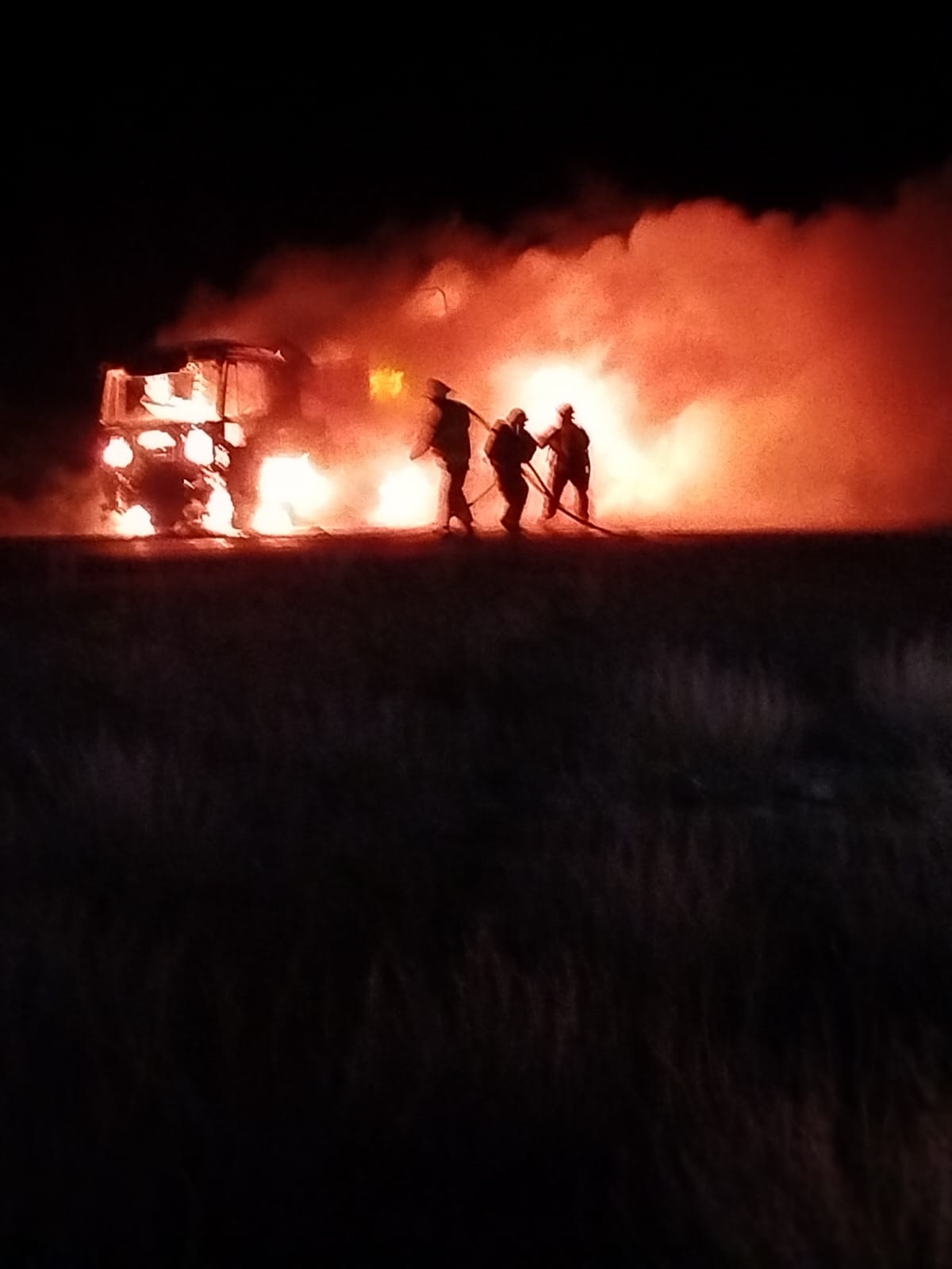 Camión se incendió en el acceso sur de Puerto Madryn y el chofer salió ileso