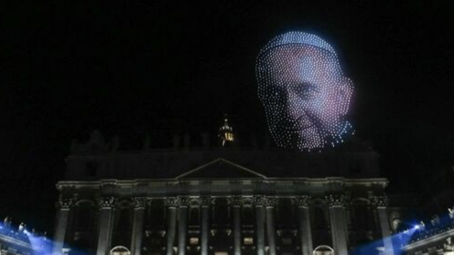 El rostro del papa Francisco apareció en el cielo del Vaticano
