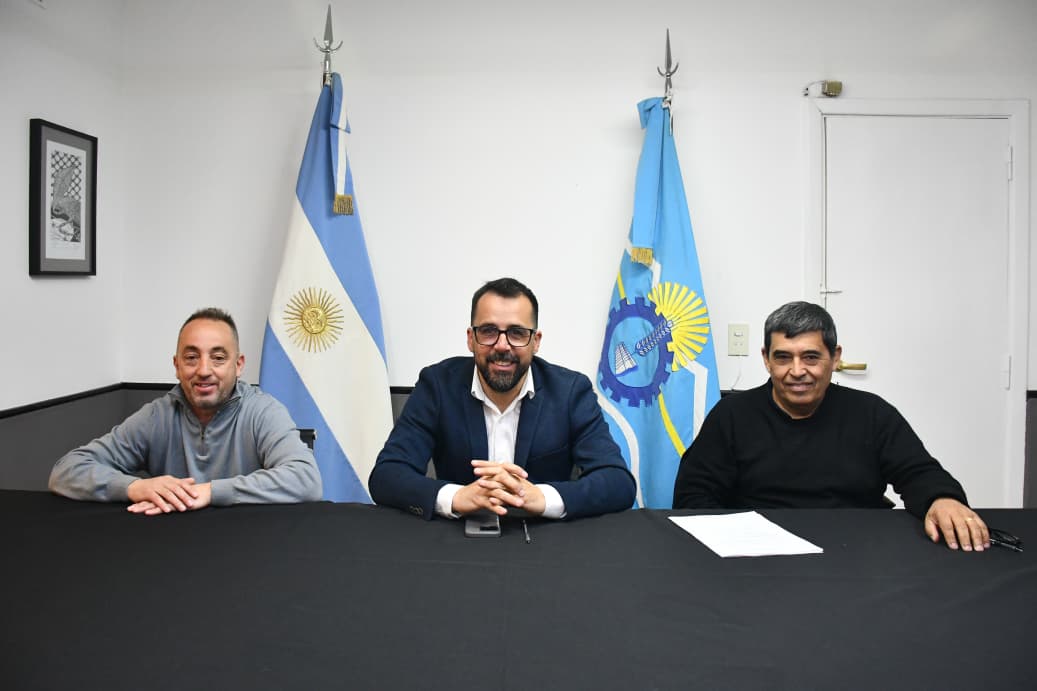 El municipio y el Instituto Provincial del Agua firmaron el inicio de obra de limpieza del Arroyo Esquel
