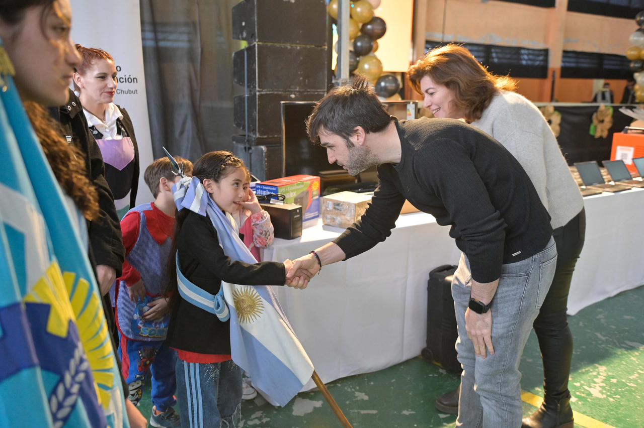 En el centenario de Lago Blanco, Torres entregó equipamiento, un Aula Digital Móvil y anunció la construcción del Albergue Comunal