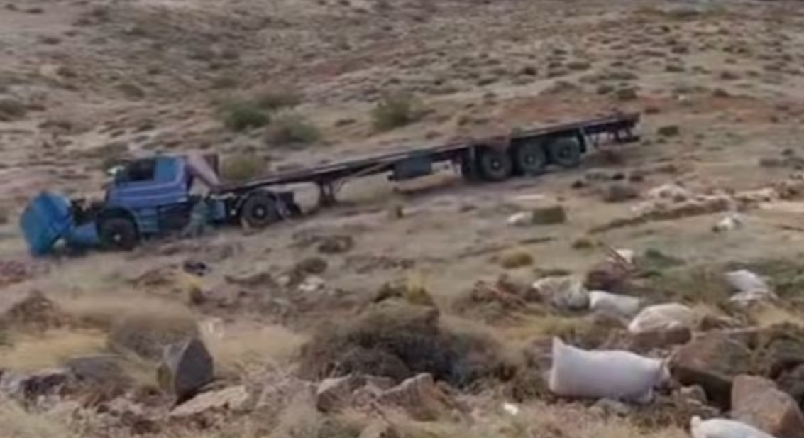 Un camión sin frenos desbarrancó 40 metros y el chofer se salvó de milagro en Neuquén