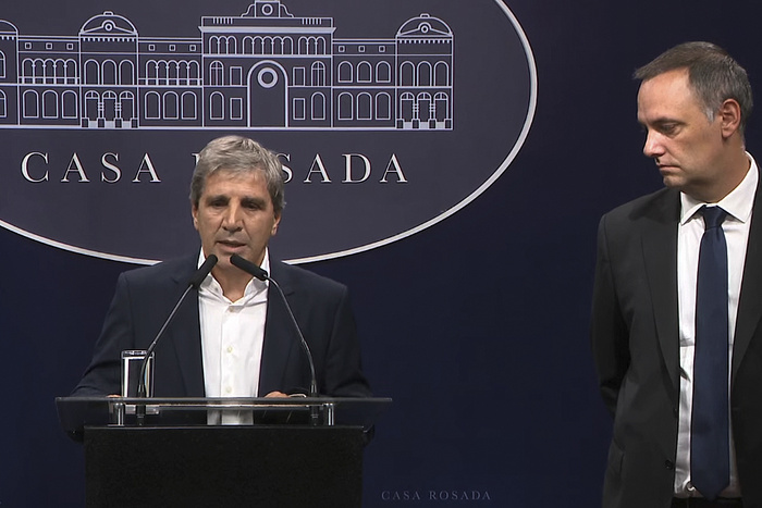 Tras el anuncio de retenciones cero, Caputo se reunió con las cerealeras para que aceleren la liquidación de dólares