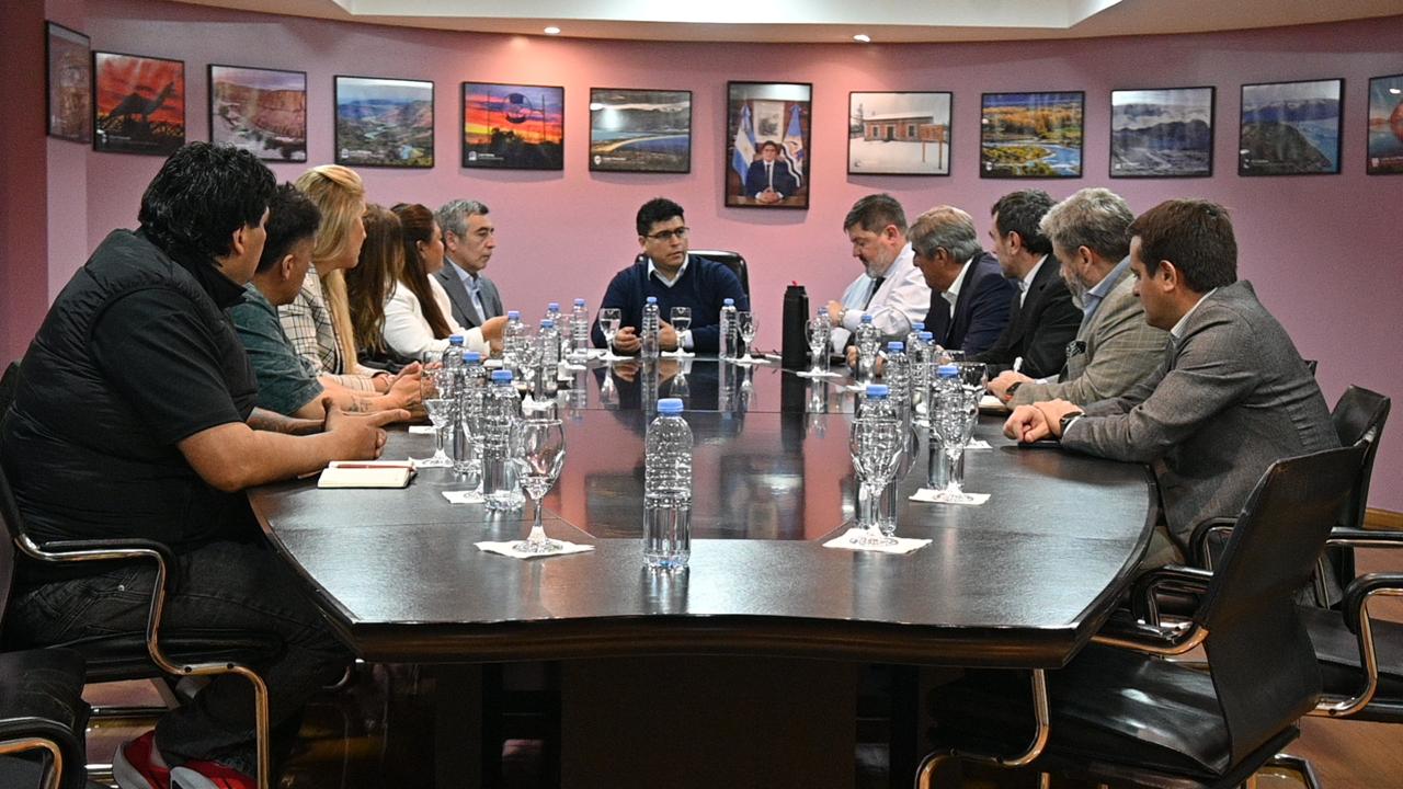 Vidal encabezó una mesa de trabajo con empresas mineras y la UOCRA