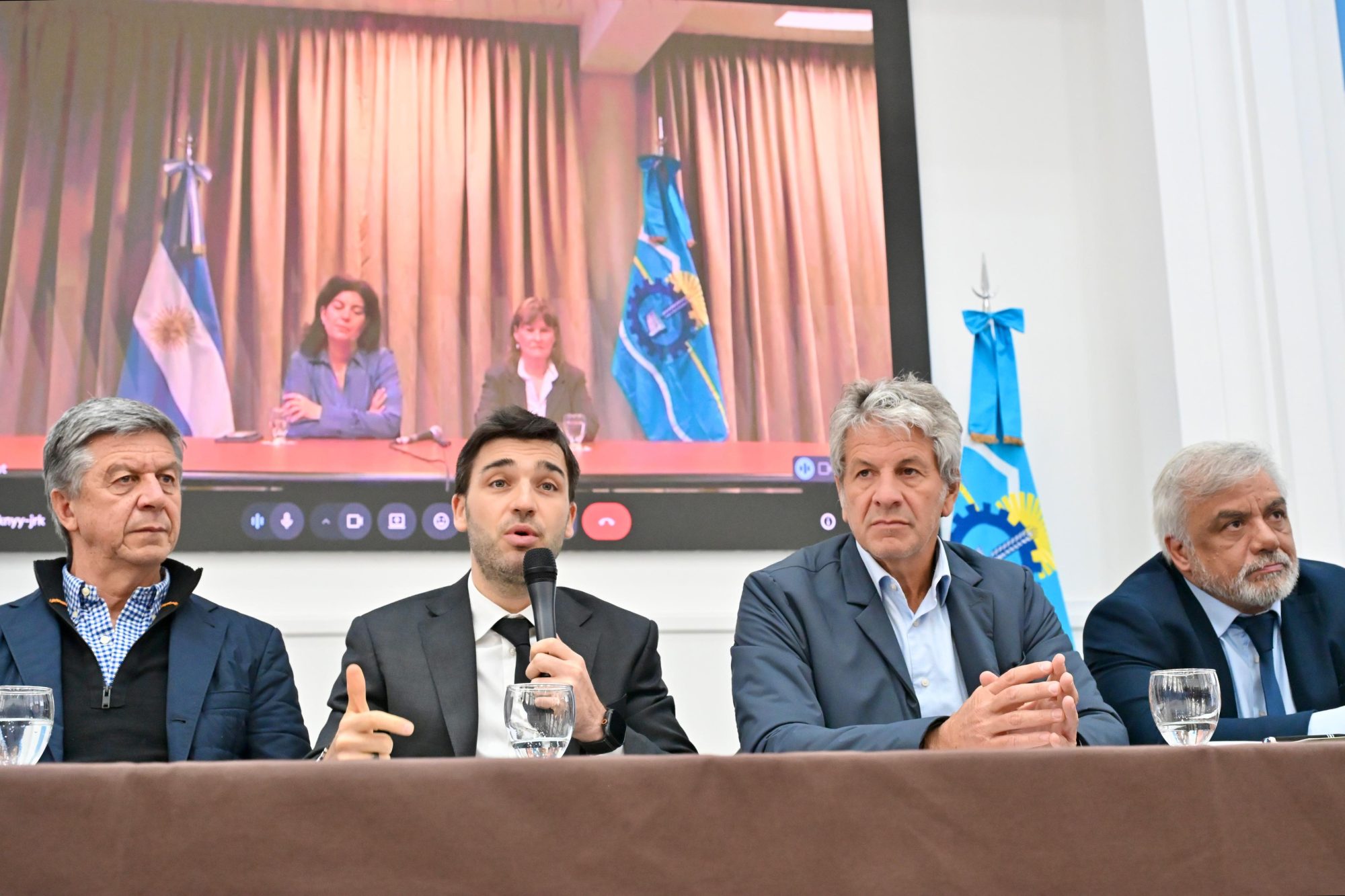 Torres presentó un paquete de importantes beneficios fiscales y aduaneros para potenciar la Zona Franca de Chubut