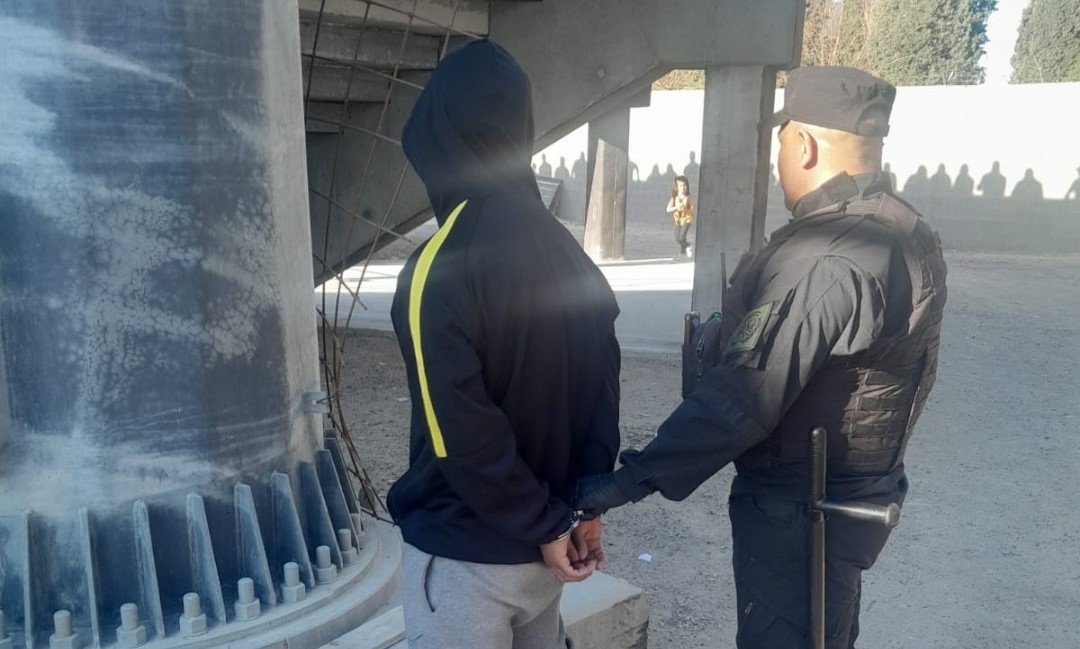 Condenado por violar prohibición de acercamiento: Quedó detenido tras asistir a un partido de Deportivo Madryn con su expareja