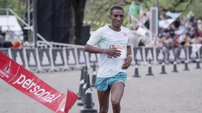 El etíope Habtamu Birlew Denekew ganó la Maratón Internacional de Buenos Aires