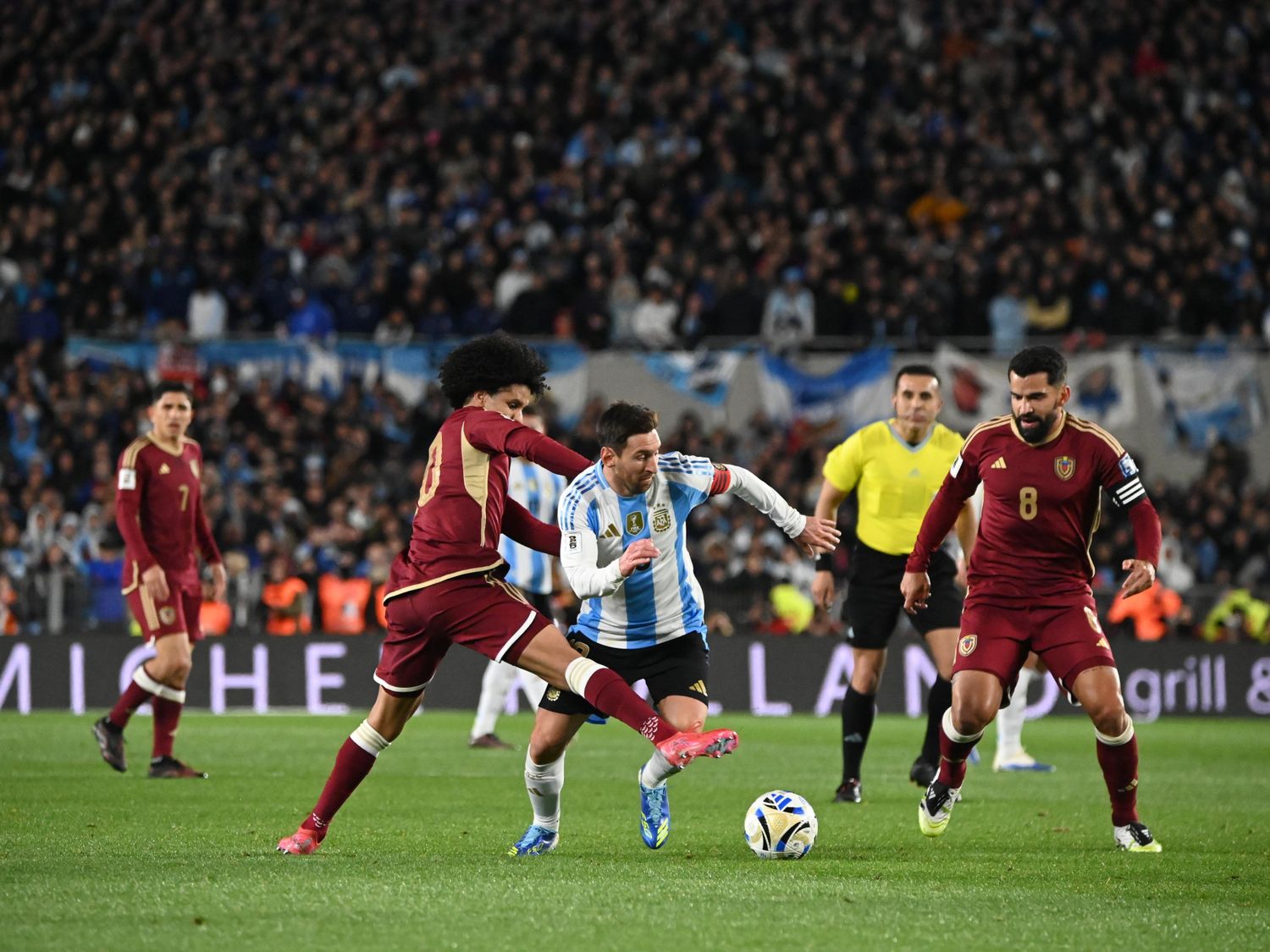 Con una actuación estelar de Messi, la Selección argentina goleó 3-0 a Venezuela en las Eliminatorias