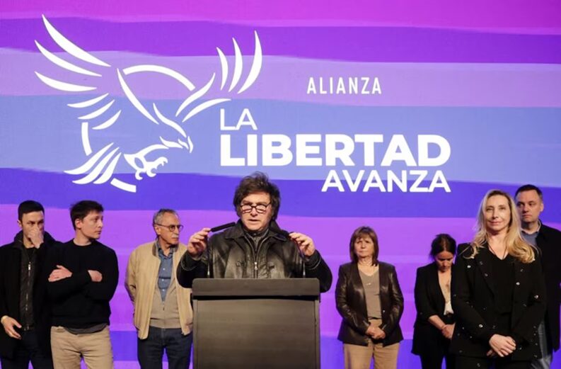 Milei se mete de lleno en la campaña: Distancia de los gobernadores y presencia en provincias donde eligen senadores