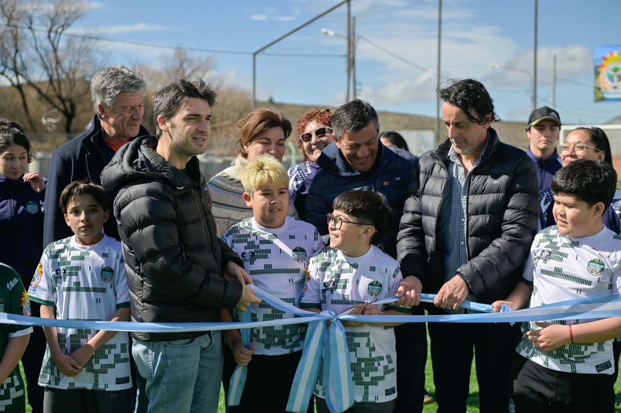 Torres inauguró en Río Pico la primera Estación de Telemedicina y una cancha de césped sintético