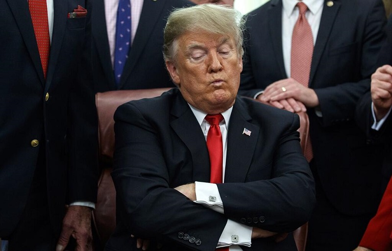 Encuestas indican que cayó levemente el índice de aprobación a Trump