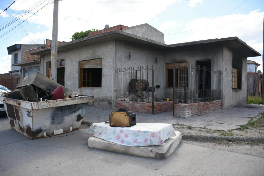 Trelew: Un hombre de 75 años perdió todo en un incendio intencional y buscan al héroe que lo rescató