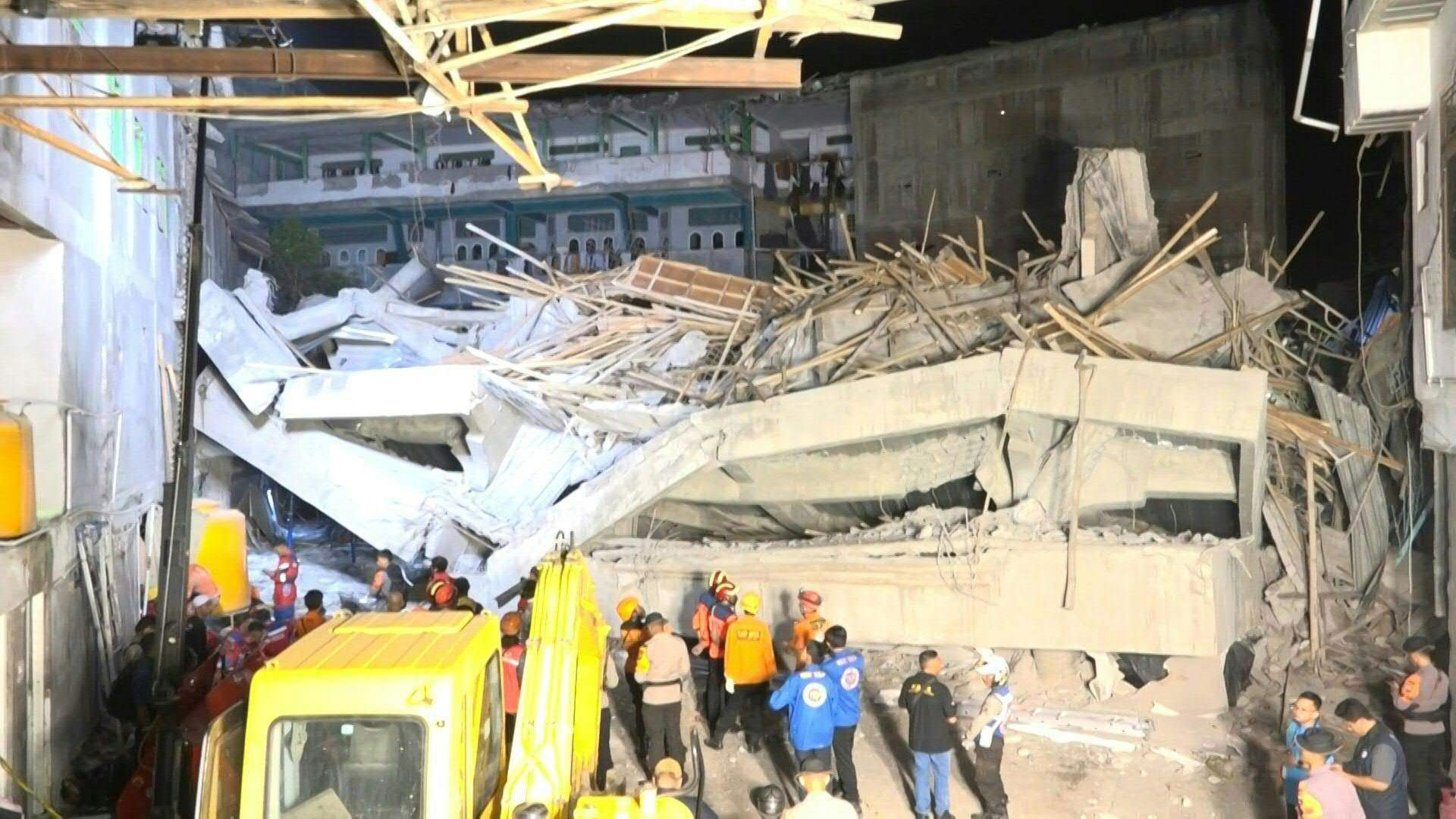 Colapso de un edificio escolar en Indonesia: Asciende a 53 el número de muertos