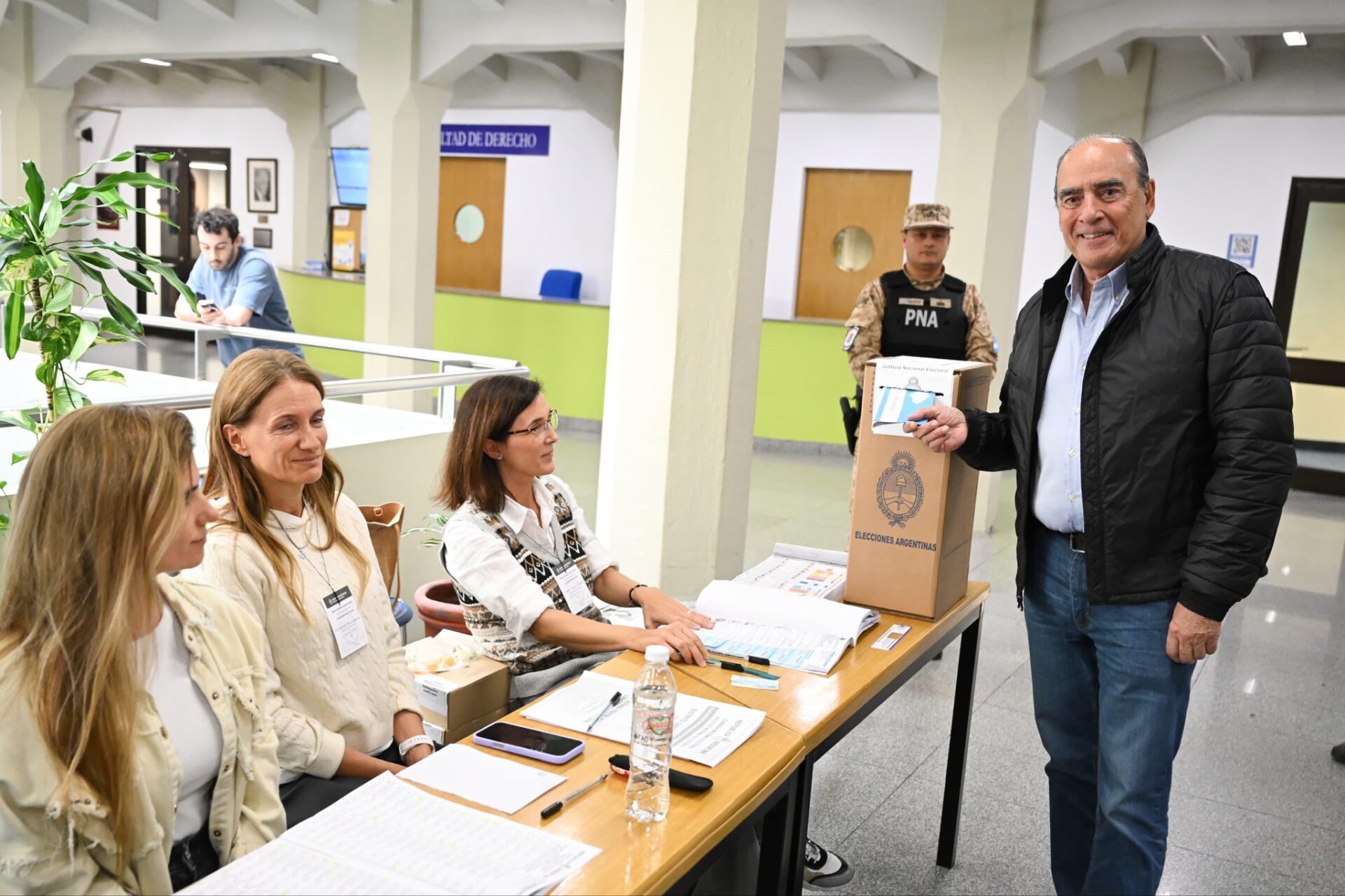 Francos votó y aseguró que el Gobierno impulsará una “etapa de cambios y acuerdos” tras las elecciones