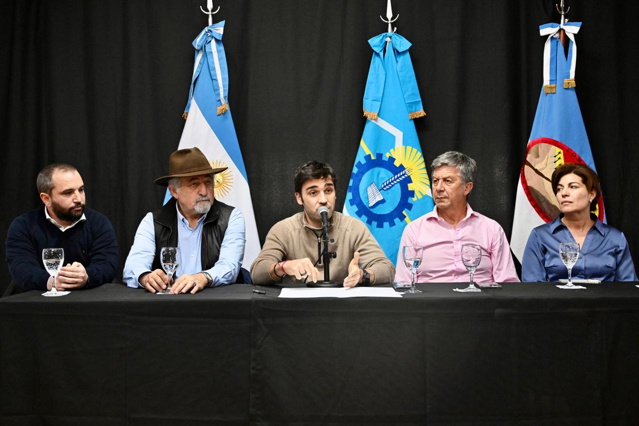 Torres encabezó la apertura de sobres para la obra de repavimentación y mantenimiento de la traza urbana de la Ruta 3 en Comodoro Rivadavia