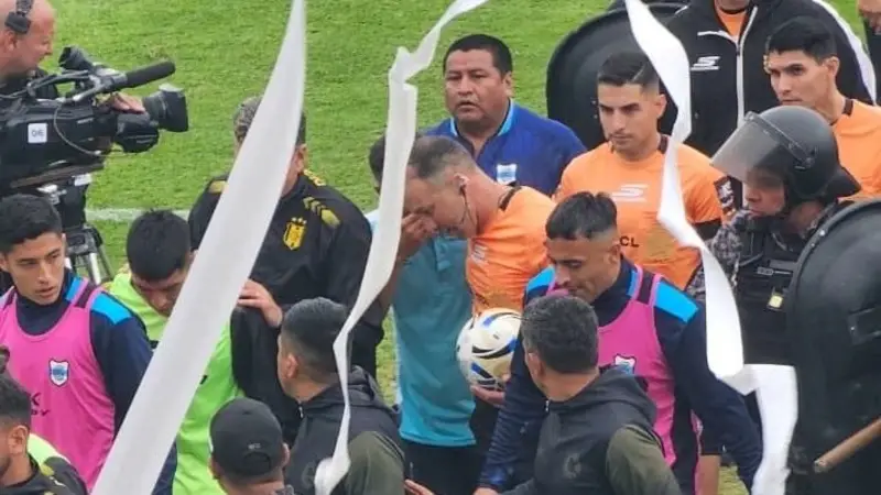 Escándalo en el ascenso: El partido entre Gimnasia de Jujuy y Deportivo Madryn fue suspendido por amenazas de directivos del local al árbitro Comesaña
