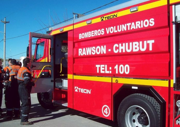 Incendian un auto de alta gama en pleno centro de Rawson