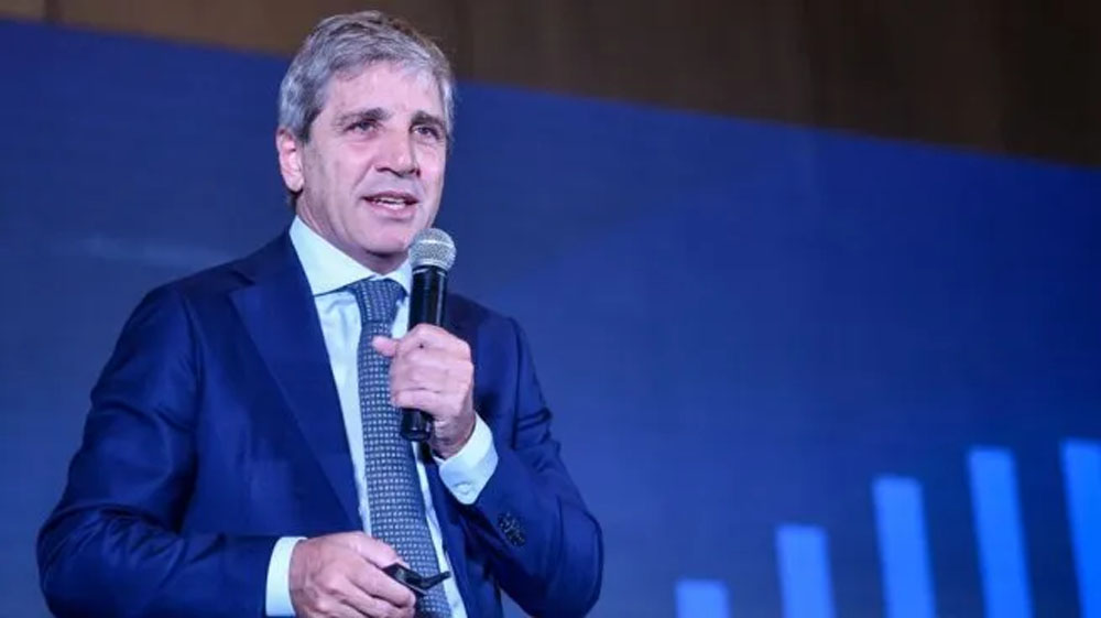 Caputo aclaró que no modificará el esquema de bandas cambiarias tras la suba del dólar