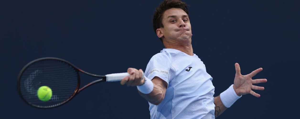 Ugo Carabelli sorprendió en el duelo argentino y se metió en la segunda ronda del Masters 1000 de París
