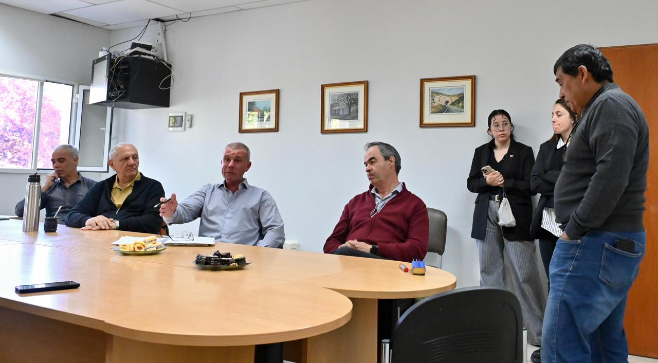 Autoridades del Instituto Provincial del Agua y municipios del Valle analizaron la situación actual del Dique Ameghino y llevaron tranquilidad a los vecinos