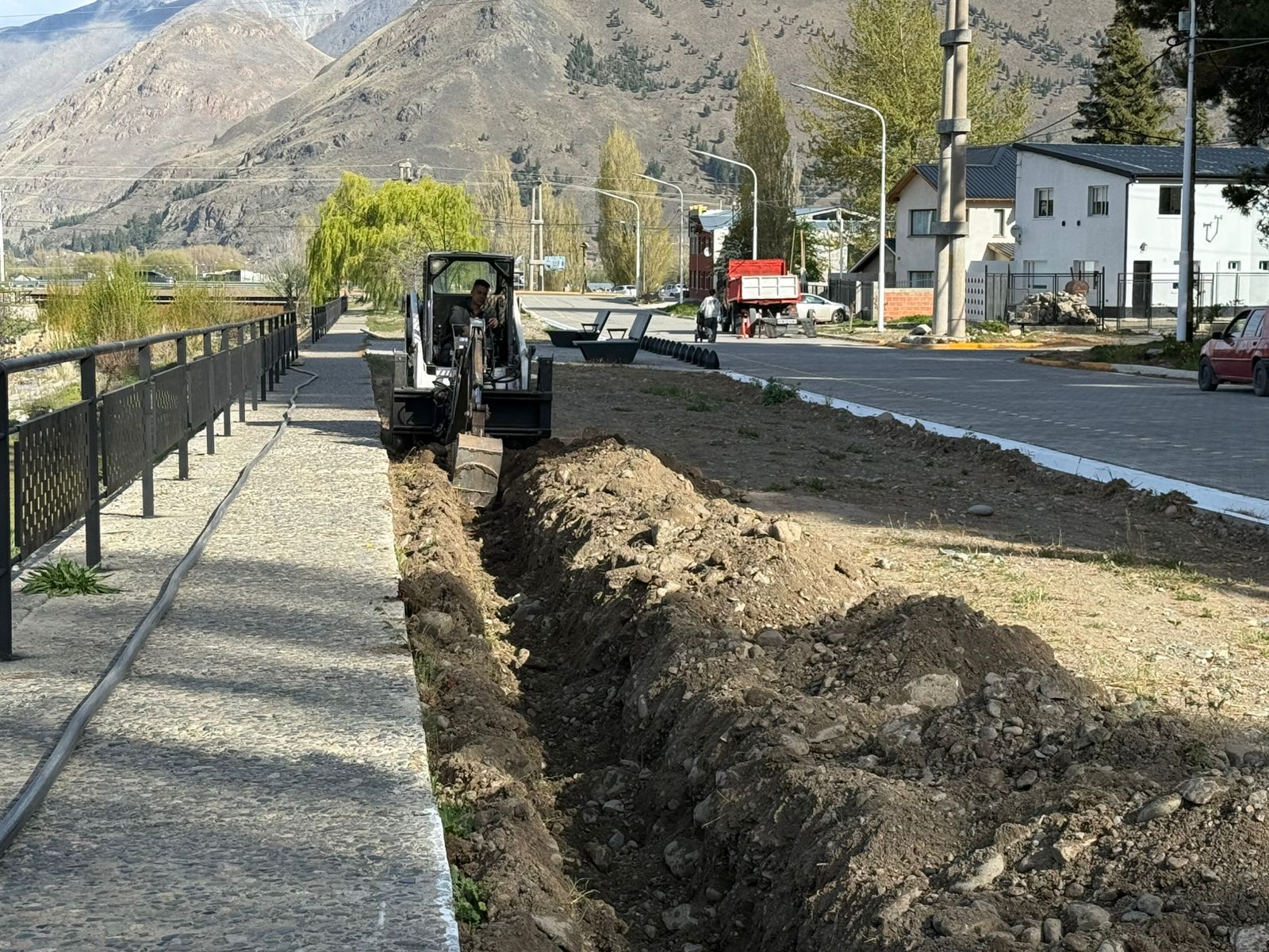Esquel: Continúan las obras en el Paseo de la Cascada con la instalación del sistema de riego
