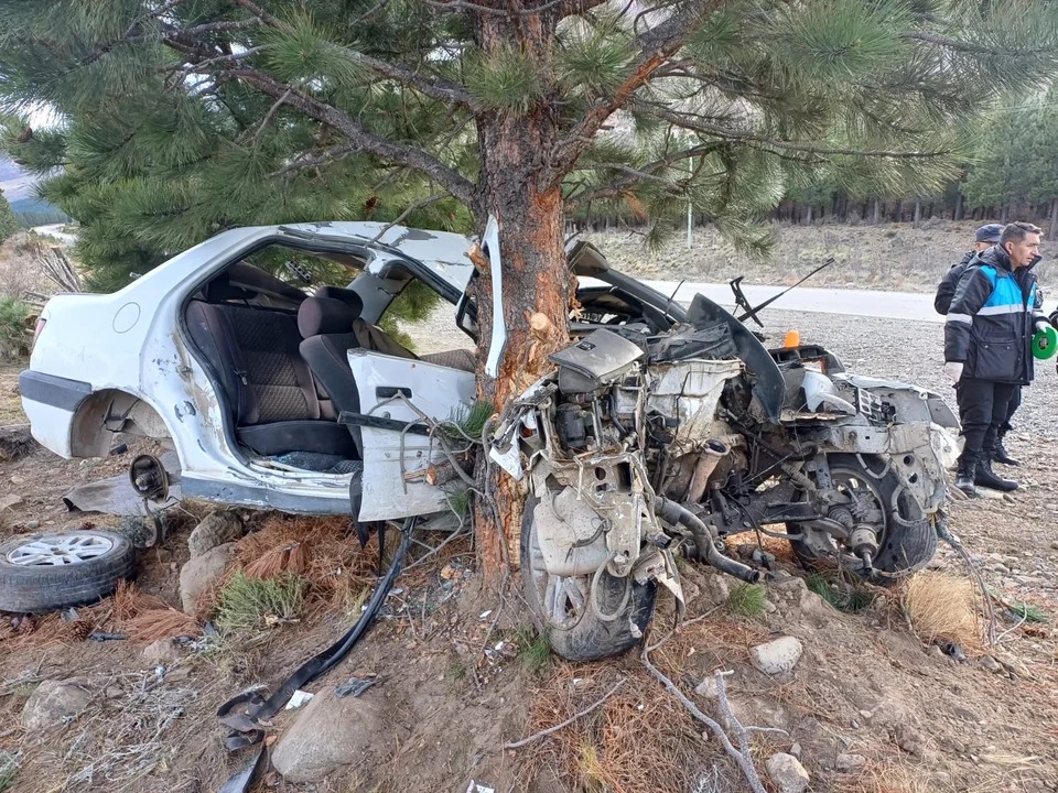 Grave accidente camino a La Hoya: Tres jóvenes internados tras chocar contra un árbol