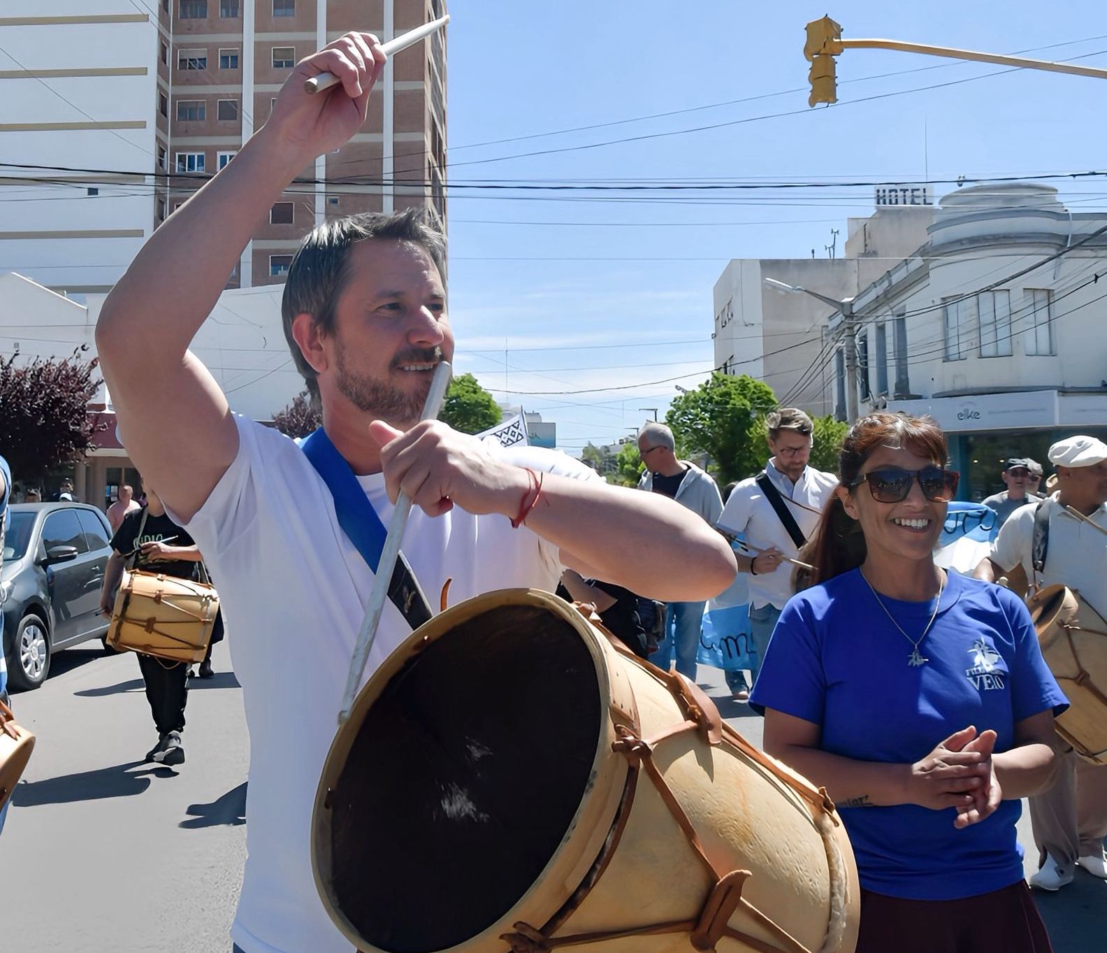 Merino acompañó la 8ª Marcha de los Bombos, la más austral del país