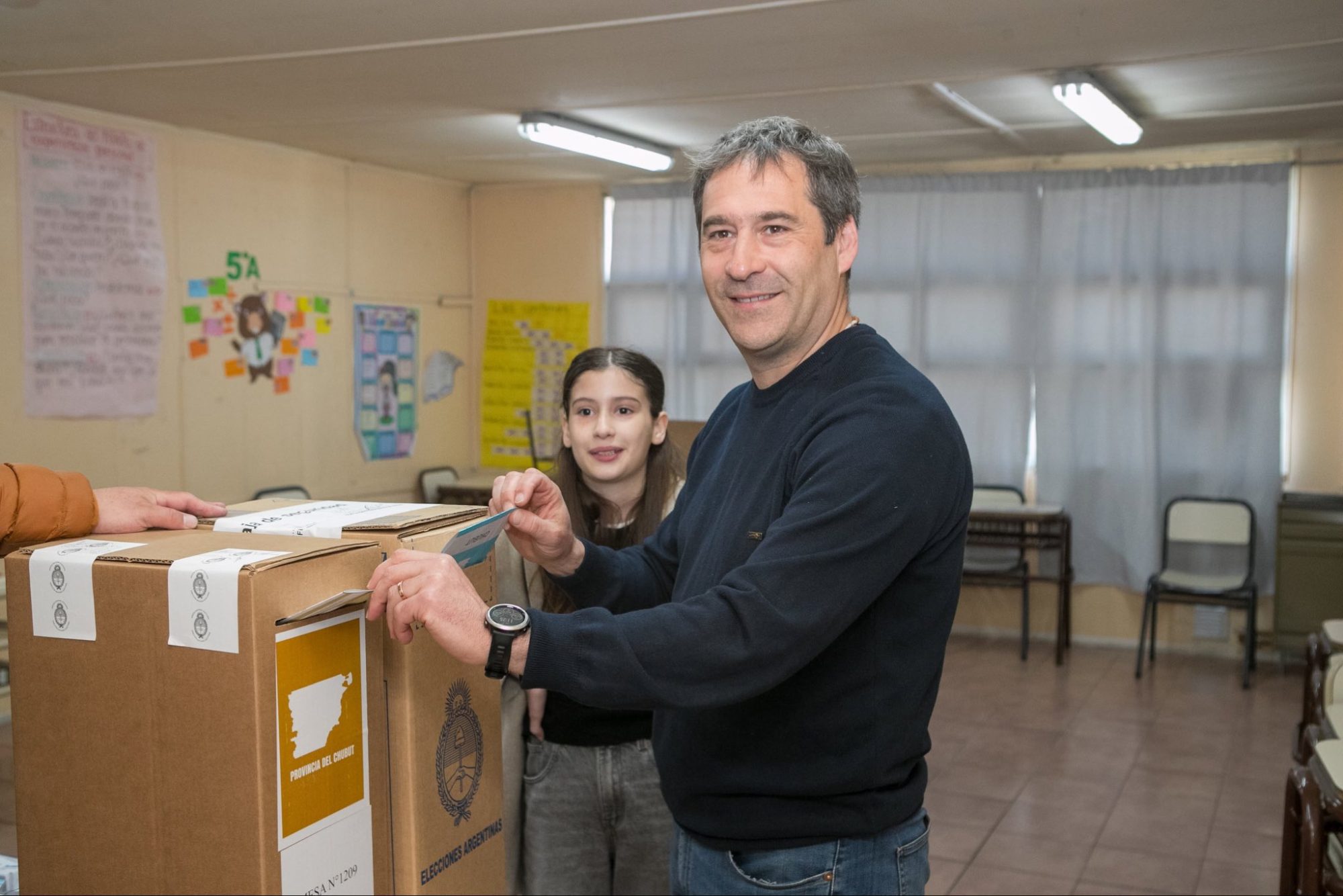 Luque votó acompañado de su hija y aseguró que “fue la campaña más sucia” que le tocó vivir en Chubut