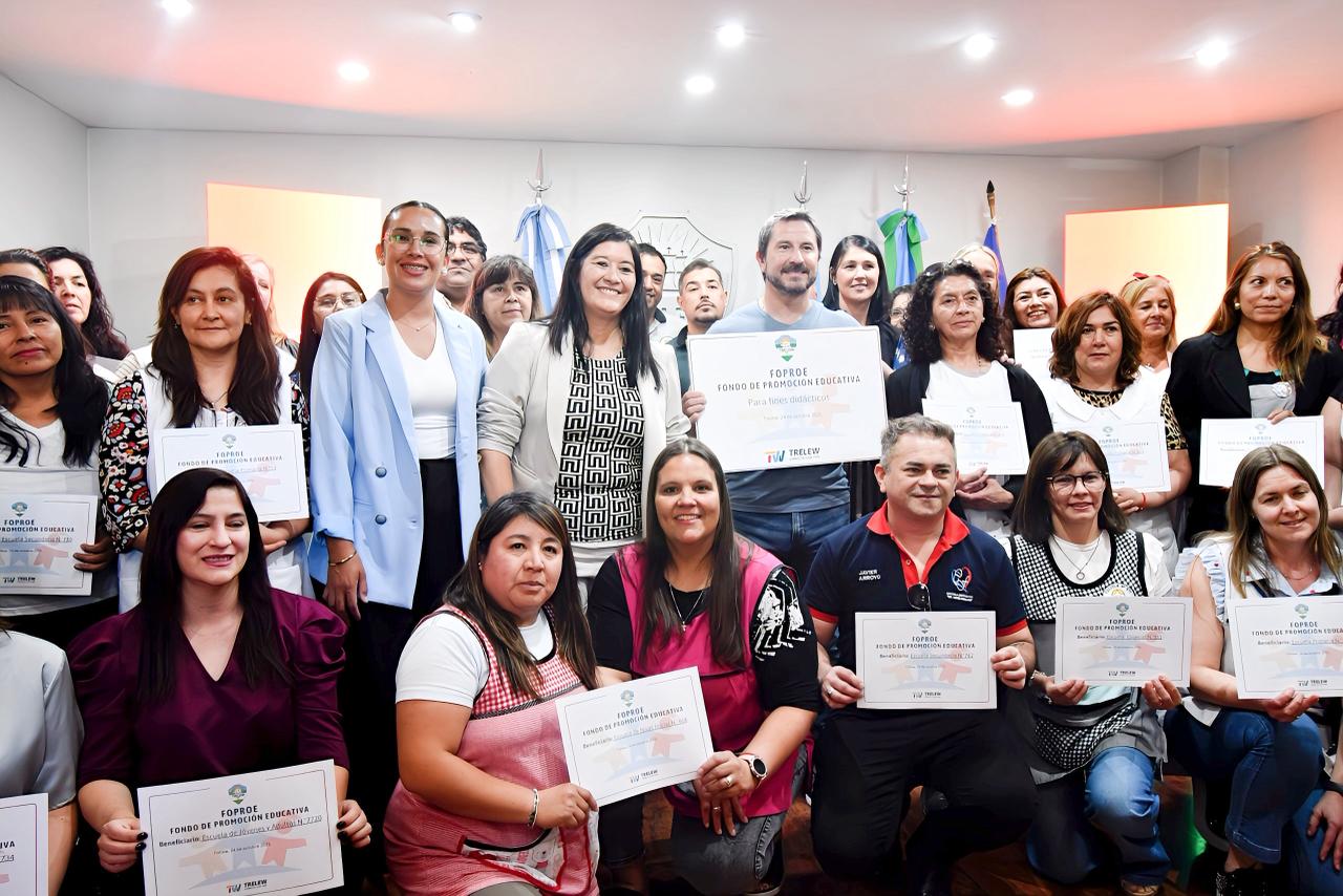 Merino entregó aportes del FOPROE a 36 escuelas y llamó a fortalecer la educación local