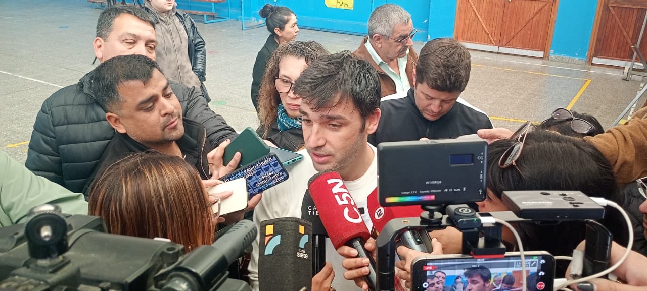 Torres votó y dijo que “hay un plebiscito en Chubut que es importante y excede la votación de candidatos”