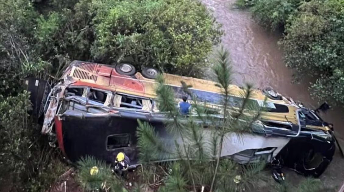 Tragedia: Un micro de larga distancia cayó a un arroyo y al menos dos personas murieron