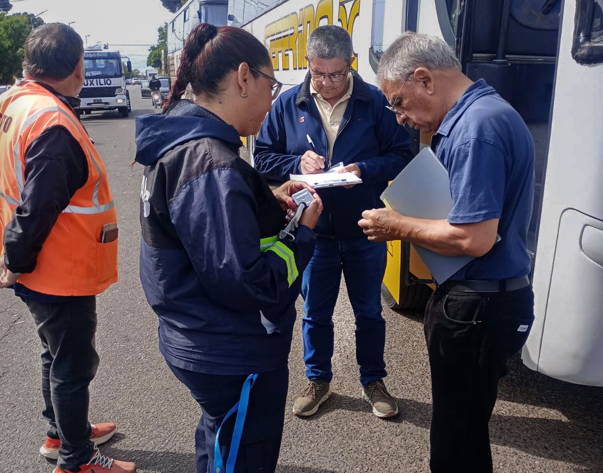 Rawson: Comenzaron los controles a micros y choferes para las partidas de los viajes de egresados