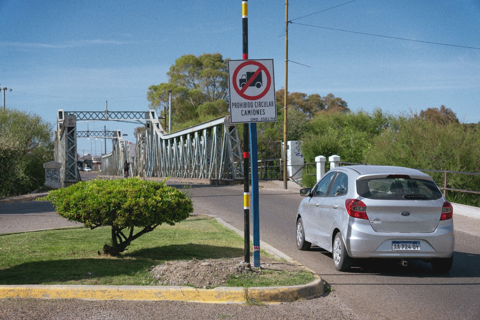 Rawson coloca nueva señalización que prohíbe el paso de vehículos de gran porte en el Puente del Poeta