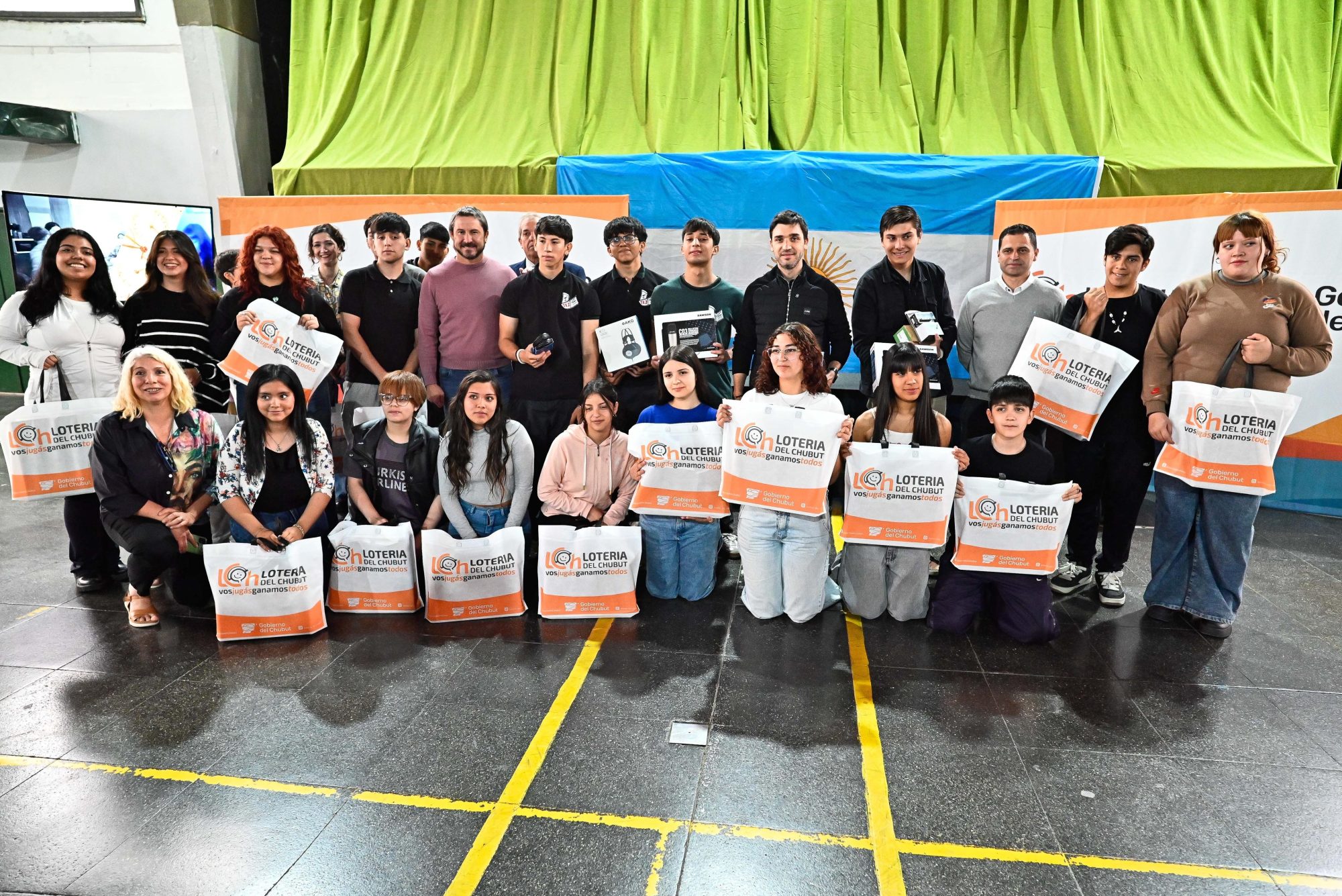 Torres premió a los alumnos ganadores del concurso de Lotería que propicia la prevención sobre el juego y las apuestas en línea