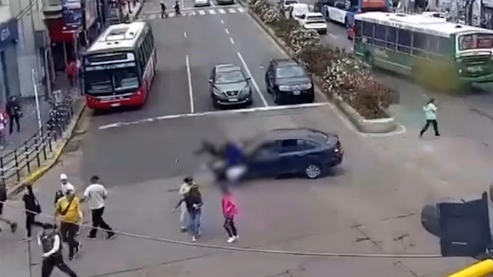 Un conductor atropelló a tres jubiladas que cruzaban una avenida en Lanús