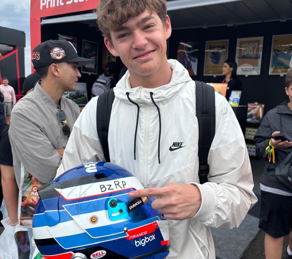 El joven madrynense que cumplió un sueño: Fue a ver a Colapinto a Brasil y se llevó el casco firmado por el piloto argentino de Alpine