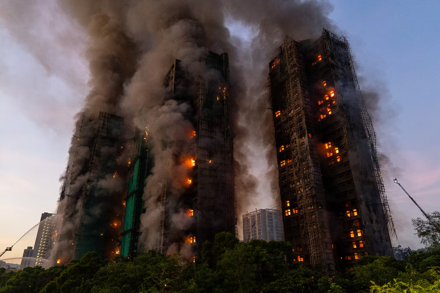 Tragedia en Hong Kong: hay al menos 36 muertos y varias personas atrapadas por un feroz incendio