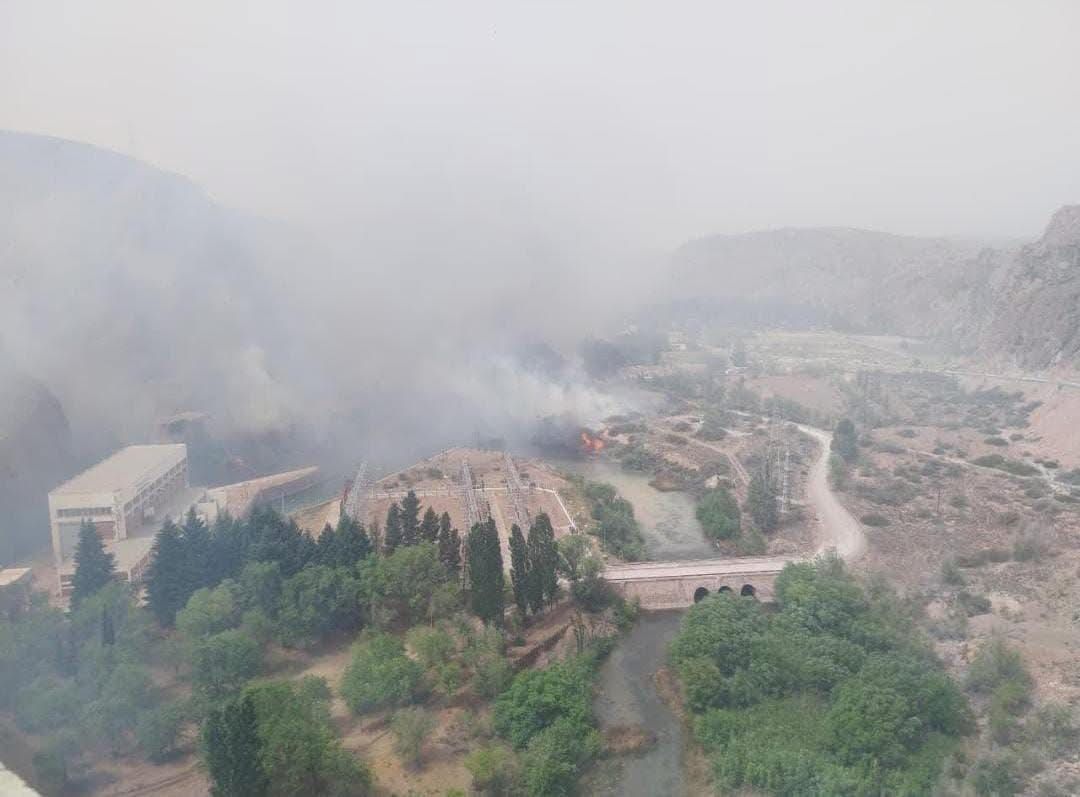 Incendio en el Dique Florentino Ameghino: Bomberos realizan tareas de cenizas