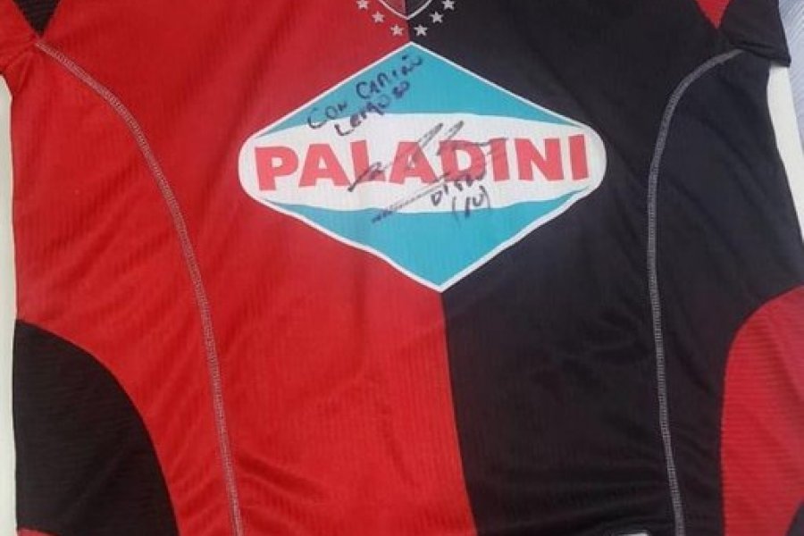 La Policía cordobesa recuperó una camiseta de Newell’s autografiada por Maradona que estaba en un museo
