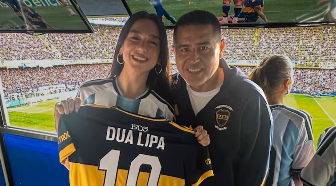 Dua Lipa quedó fascinada con el Superclásico, elogió a la Bombonera y se sacó una foto con Riquelme