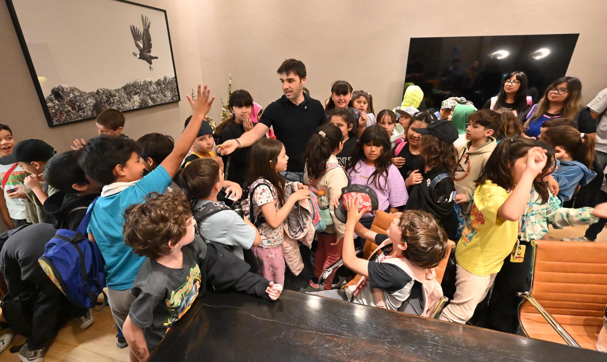 Torres recibió en Casa de Gobierno a alumnos de la Escuela N° 190 de Playa Unión