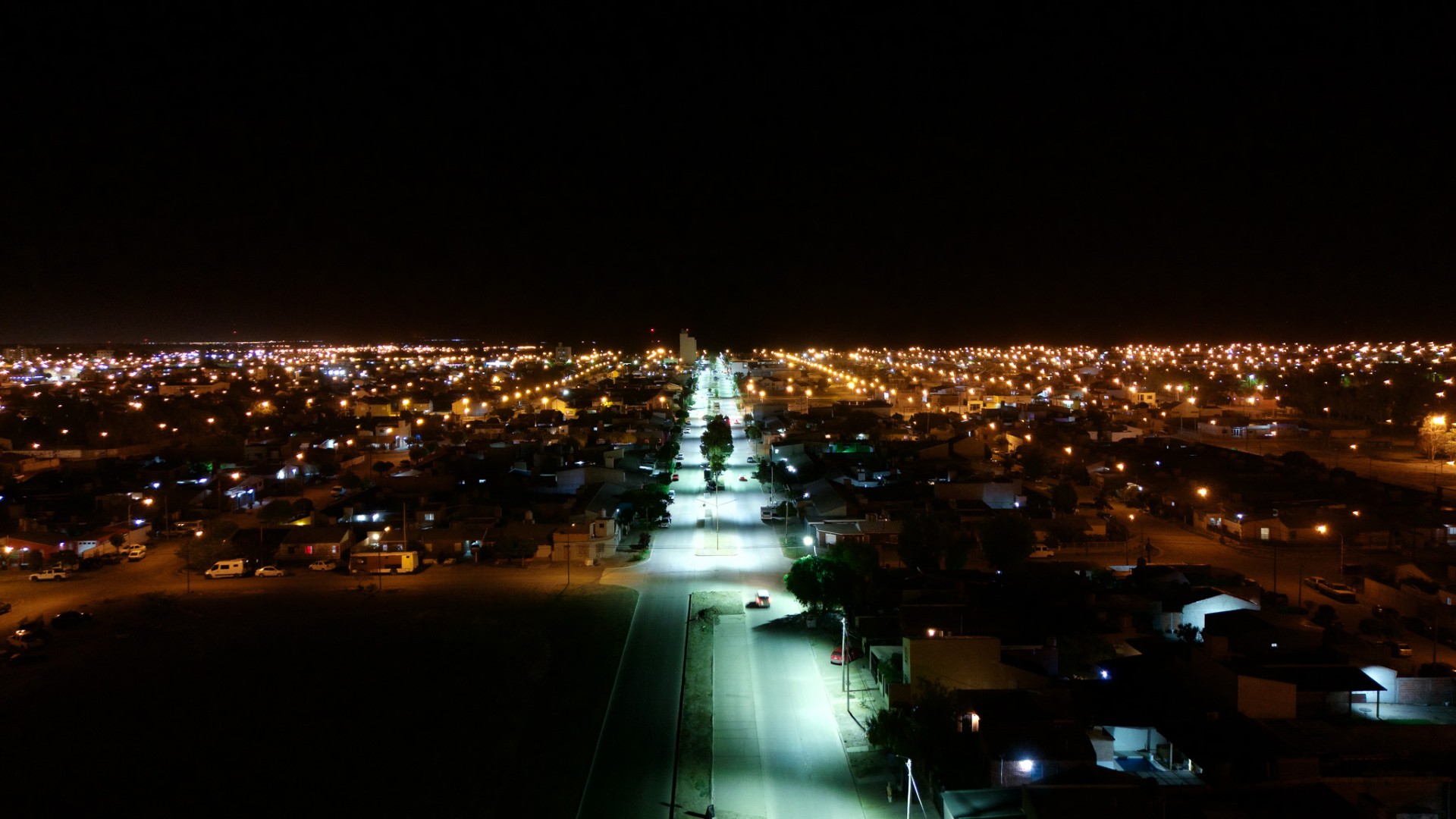 La Cooperativa de Rawson avanza con el recambio de luminarias LED en la Avenida Chacho Peñaloza
