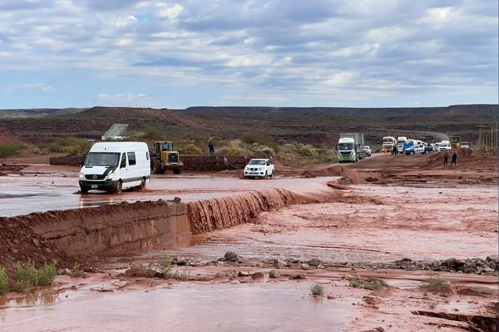 Cómo están las rutas neuquinas tras las tormentas: Vehículos arrastrados por las corrientes y rescate de personas