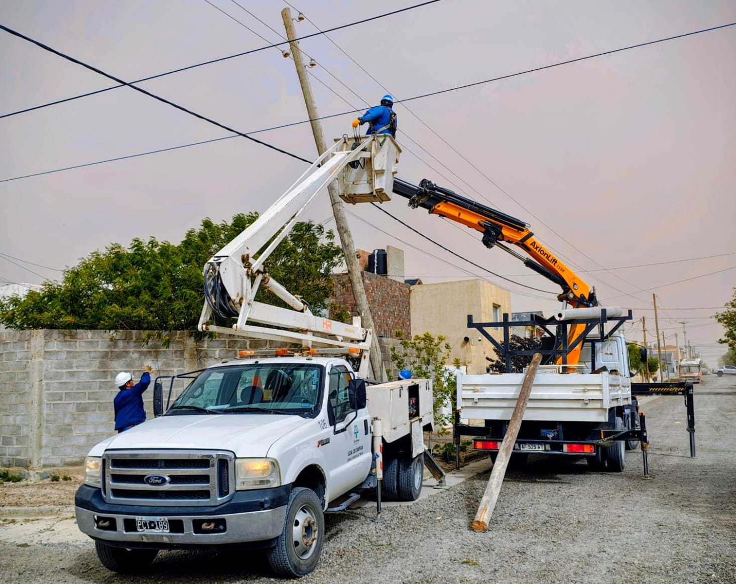 Madryn: Gran cantidad de postes caídos en distintos puntos de la ciudad por el temporal de viento